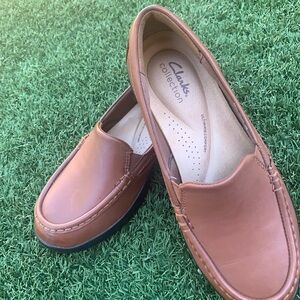 Clarks size 8W Brown Loafer Slip On Style Cushiony and Comfy Like New No Flaws
